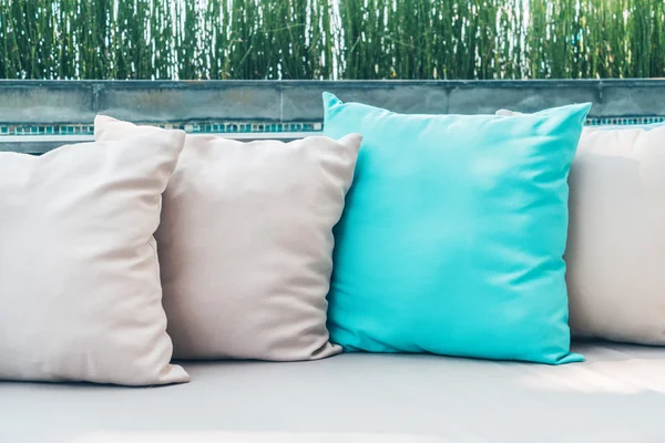 Travesseiro na decoração do sofá — Fotografia de Stock