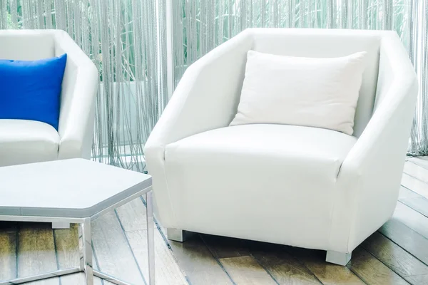 Красивые роскошные подушки на диванах — стоковое фото