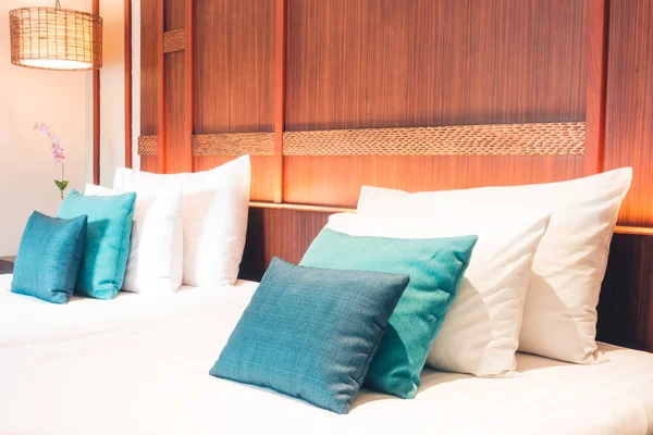 Hermosas almohadas de lujo en la cama — Foto de Stock