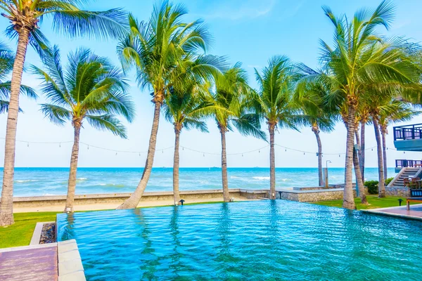 Hermosa piscina de lujo —  Fotos de Stock