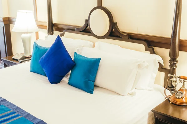 Подушки на кровати с легким ремнем — стоковое фото