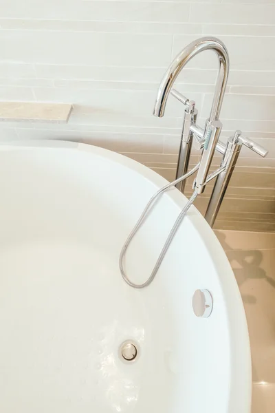 Bañera blanca y decoración del fregadero del grifo —  Fotos de Stock