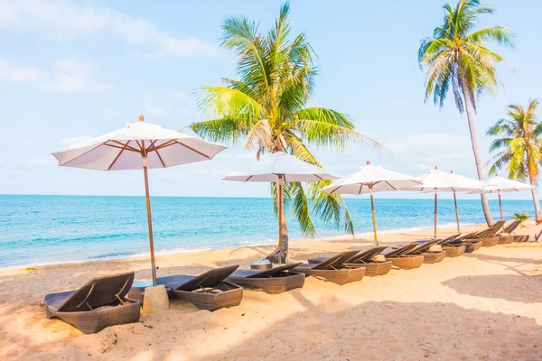 Ombrelloni e sedie sulla spiaggia tropicale — Foto Stock