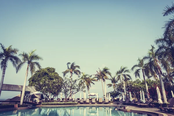 Bela piscina exterior de luxo — Fotografia de Stock