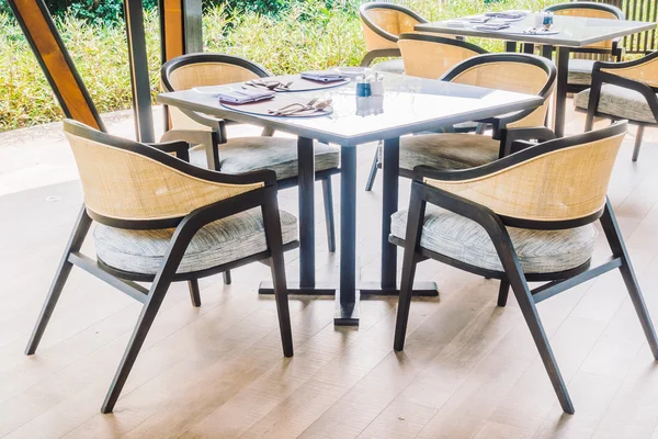 Пустые стулья и сервировка стола для ужина — стоковое фото