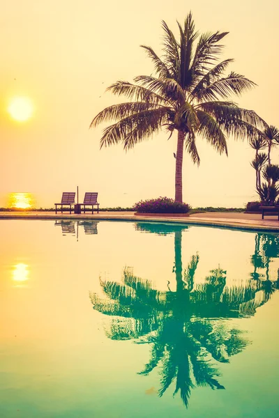 Gündoğumu ile Hindistan cevizi hurma ağaçlarının silhouettes