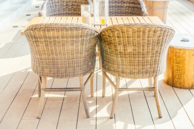 boş masa ve sandalyeler