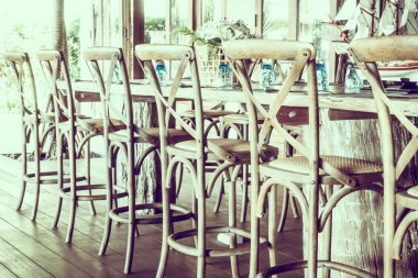boş masa ve sandalyeler