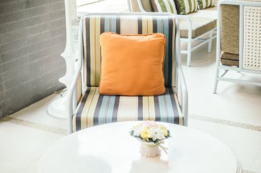 Kanepe üzerinde güzel lüks yastıklar