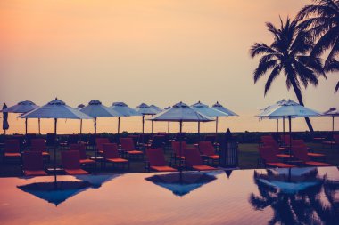 Ve Yüzme Havuzu palmiye ağaçlarının Silhouettes