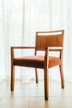 Boş sandalye ve masa