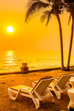 Boş masa ve sandalye