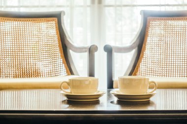 tablo üzerinde beyaz kahve bardağı