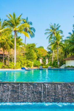 palmiye ağaçları ve Deniz Yüzme Havuzu