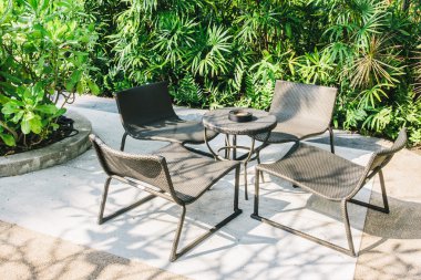 Boş sandalye ile açık veranda