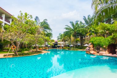 palmiye ağaçları ve Deniz Yüzme Havuzu