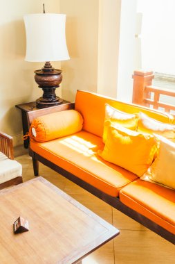 Boş tahta kanepe ve sandalye