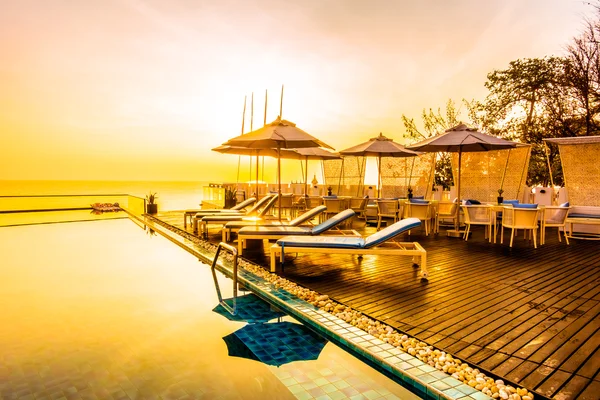 Bela piscina de luxo — Fotografia de Stock