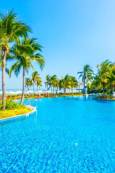 Bella piscina di lusso — Foto Stock