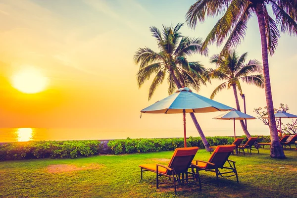 Boş şemsiye ve plaj sandalye