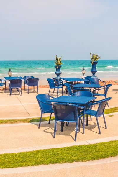 Mesa vacía y silla alrededor del fondo de la playa —  Fotos de Stock