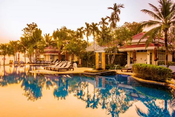 Resort piscina em horário de pôr do sol — Fotografia de Stock