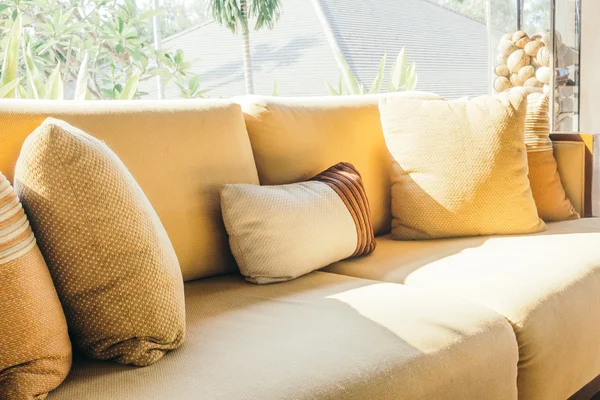 Vackra lyxiga kuddar på soffan — Stockfoto