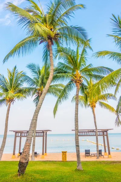 Vacker strand och havet med palmer — Stockfoto