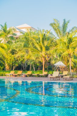 palmiye ağaçları ve Deniz Yüzme Havuzu