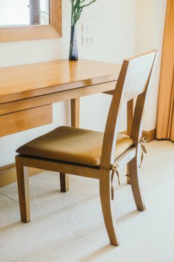 Ahşap masa ve sandalye oturma alanı