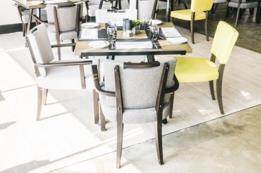 Boş sandalye ve masa Restaurant'ta