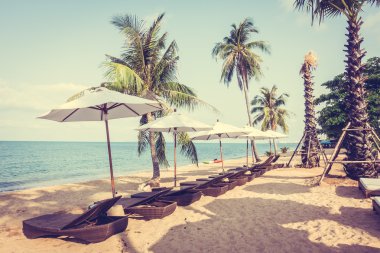 Şemsiye ve tropikal plaj sandalye