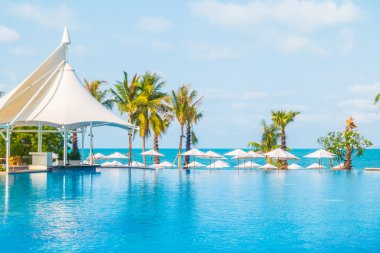 Şemsiyeleri ve sandalyeler Yüzme Havuzu etrafında