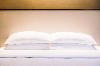 Yatakta güzel lüks beyaz yastıklar