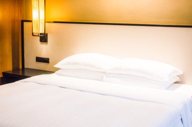 Yatakta güzel lüks beyaz yastıklar