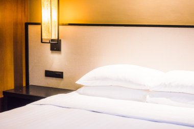 Yatakta güzel lüks beyaz yastıklar