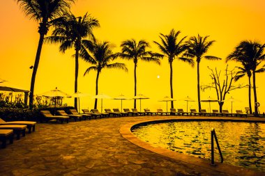 Şemsiyeleri ve sandalyeler Yüzme Havuzu etrafında