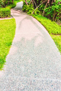 Bahçe etrafında taş yol yol