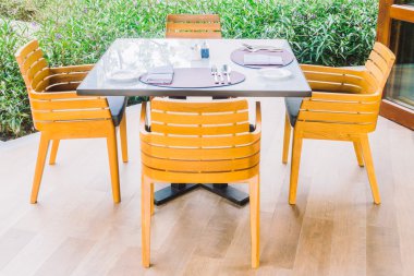 Boş sandalye ve yemek için Tablo ayarı