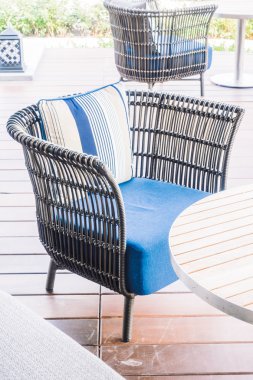 Boş sandalye ve masa yemek için ayarlama