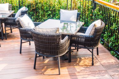 boş masa ve sandalyeler