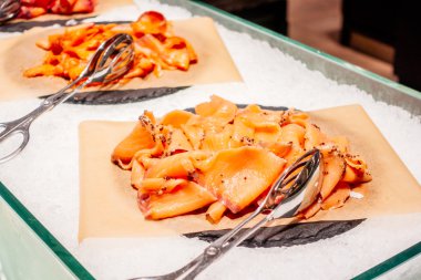 Açık büfe de somon füme