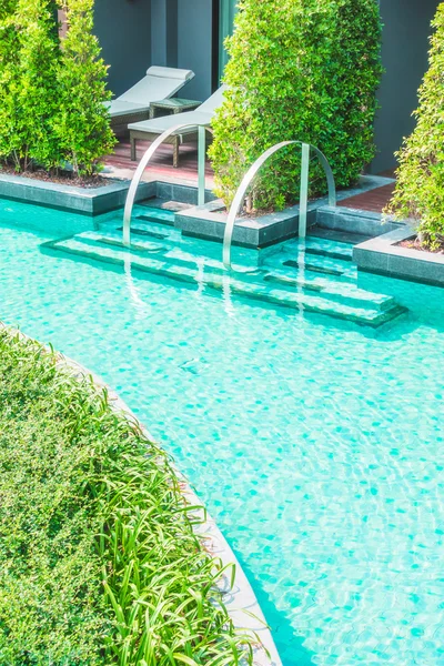 Hermosa piscina exterior de lujo —  Fotos de Stock