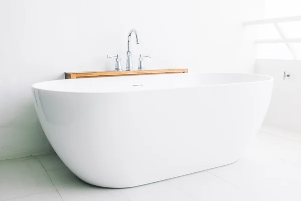 Hermosa decoración de bañera blanca de lujo —  Fotos de Stock