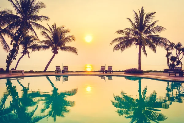 椰子の木のシルエットと日の出 — ストック写真