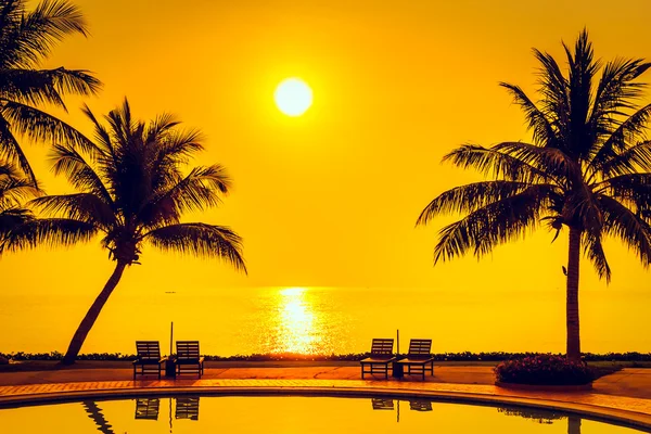Sonnenaufgang mit Silhouetten von Kokospalmen — Stockfoto