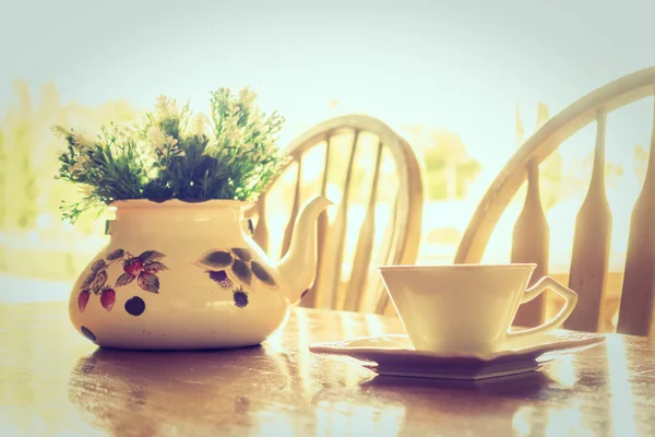 Witte koffie beker en vaas plant — Stockfoto