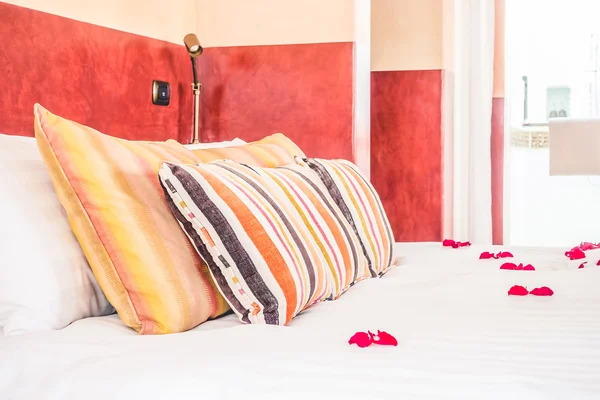 Cuscini e decorazione del letto in stile marocco — Foto Stock