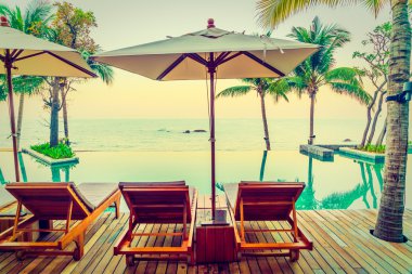 Şemsiye ve sandalye Havuzu