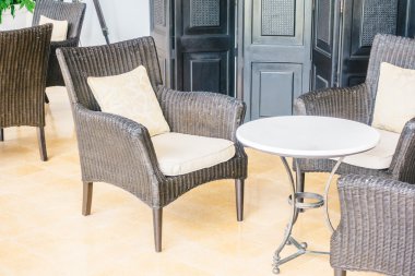 oturma odasında kanepede yastık